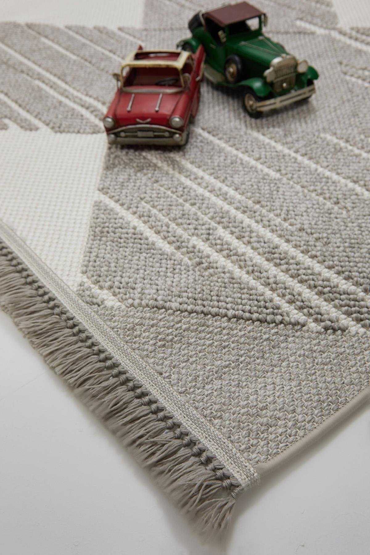 Evdeco Vena 1458 Gri Yumuşak ve Parlak Tuşeli Kesme Halı