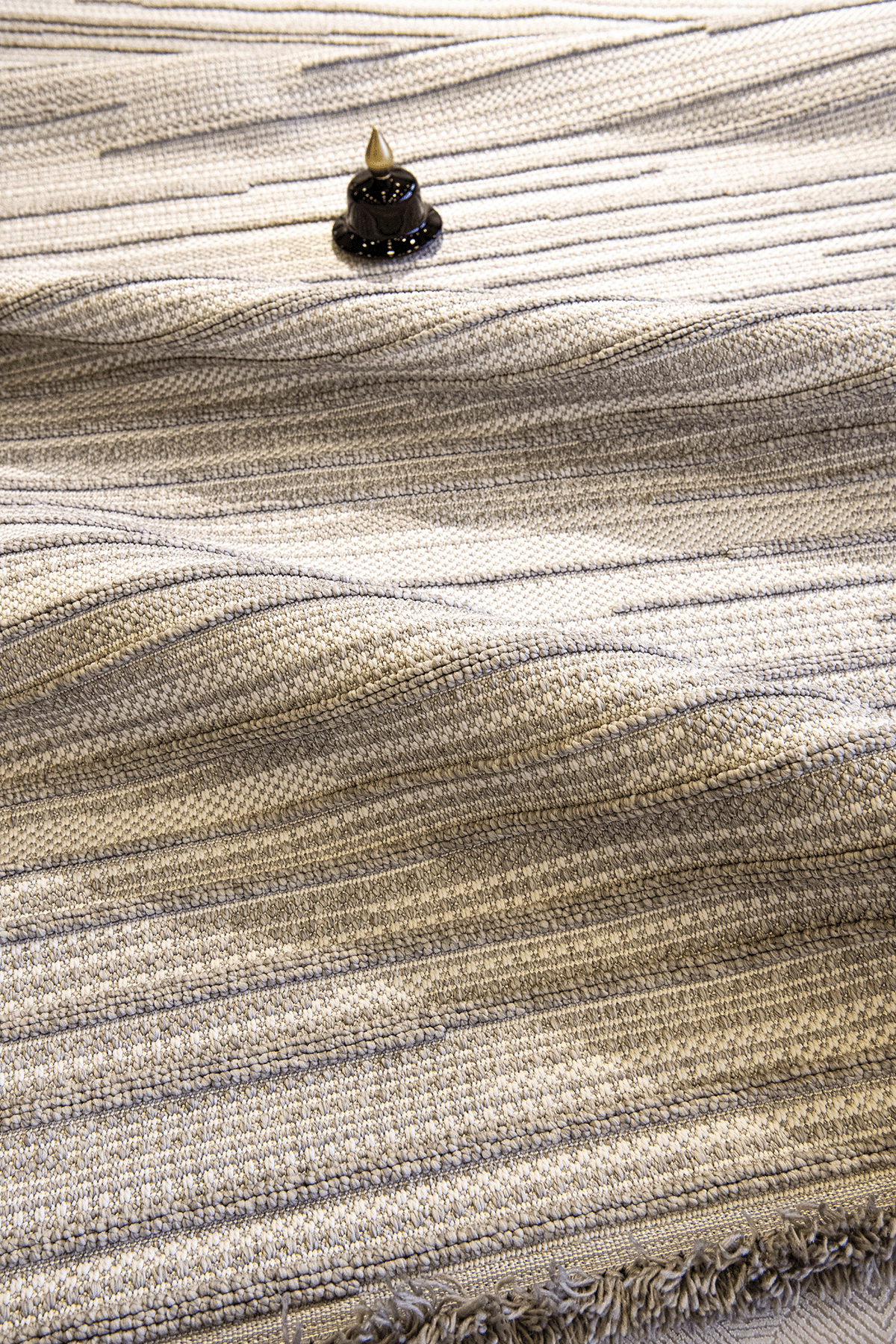 Evdeco Vena 1457 Gri Yumuşak ve Parlak Tuşeli Kesme Halı