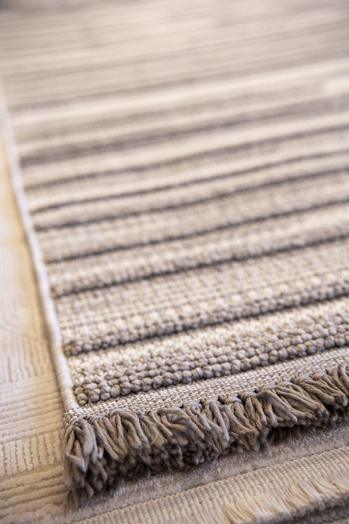 Evdeco Vena 1457 Gri Yumuşak ve Parlak Tuşeli Kesme Halı