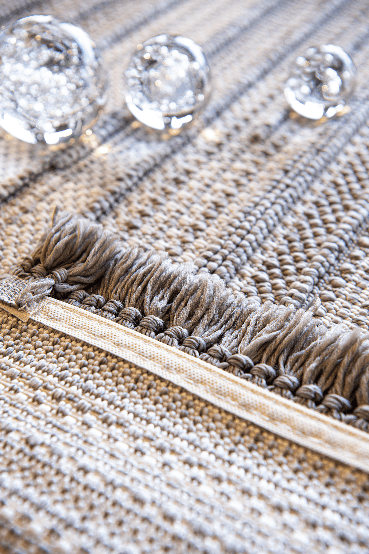 Evdeco Vena 1457 Gri Yumuşak ve Parlak Tuşeli Kesme Halı